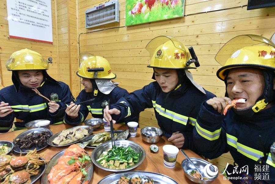 “在家過年熱鬧，在大隊過年還有兄弟們在一起，更熱鬧?！蹦暇赶来箨?wèi)?zhàn)斗一班副班長王祥祥（右二）感嘆。 余杉芳攝