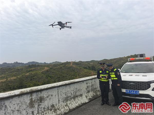 閩贛兩省執(zhí)法員使用無人機開展巡查.jpg