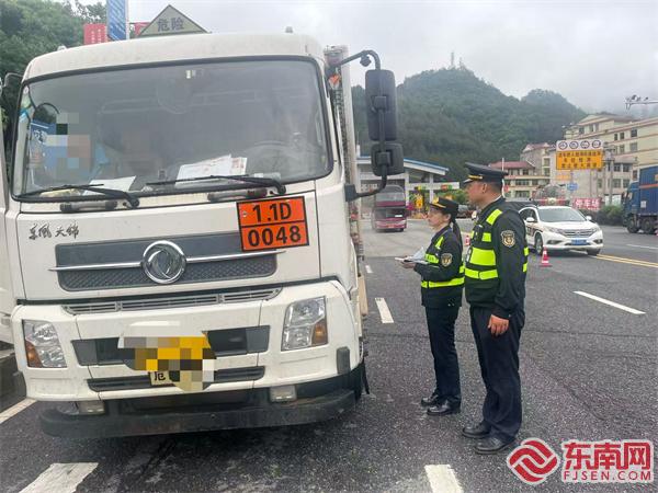 執(zhí)法人員現(xiàn)場(chǎng)檢查危險(xiǎn)品運(yùn)輸車輛.jpg 執(zhí)法人員現(xiàn)場(chǎng)檢查危險(xiǎn)品運(yùn)輸車輛.jpg