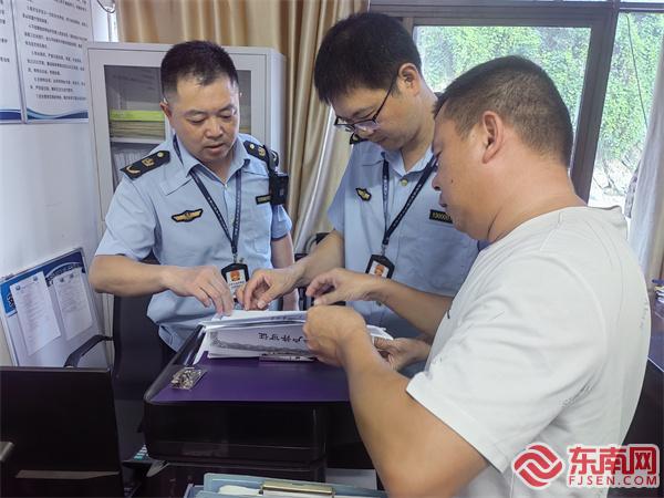 執(zhí)法人員核查相關資料.jpg 執(zhí)法人員核查相關資料.jpg